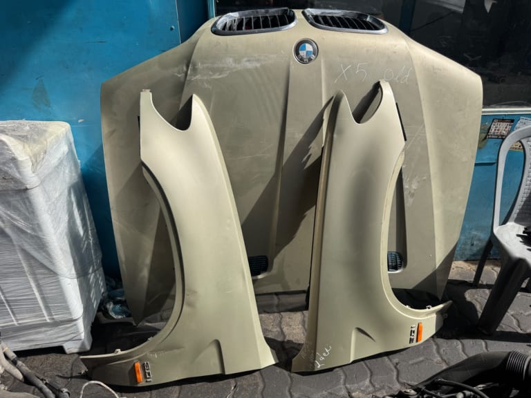 Hood + Fender BMW