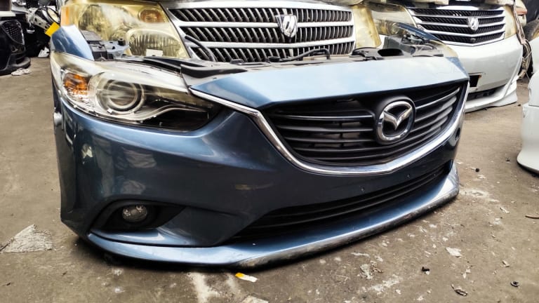 Bumper + Grille Mazda Atenza