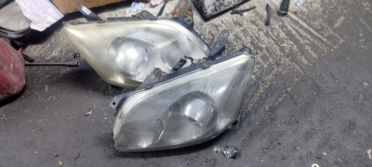 Headlights Toyota Avensis