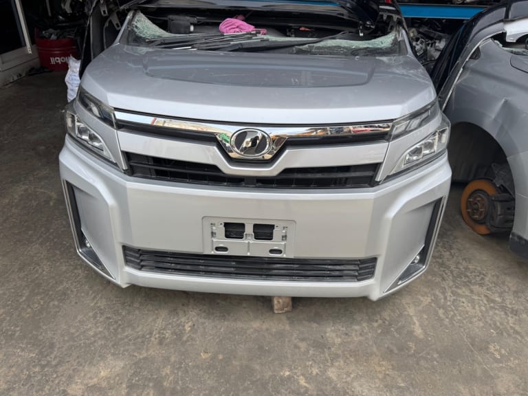 Nose cut + Hood Toyota Voxy