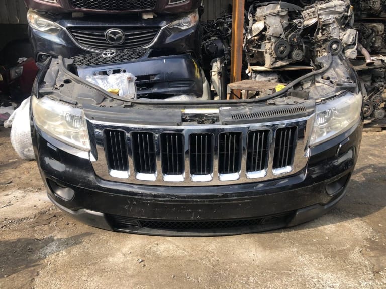 Nose cut Jeep Grand Cherokee