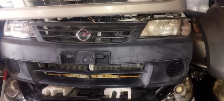 Bumper + Grille Nissan AD