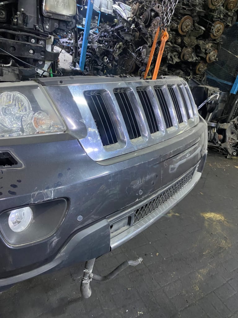 Nose cut Jeep Grand Cherokee