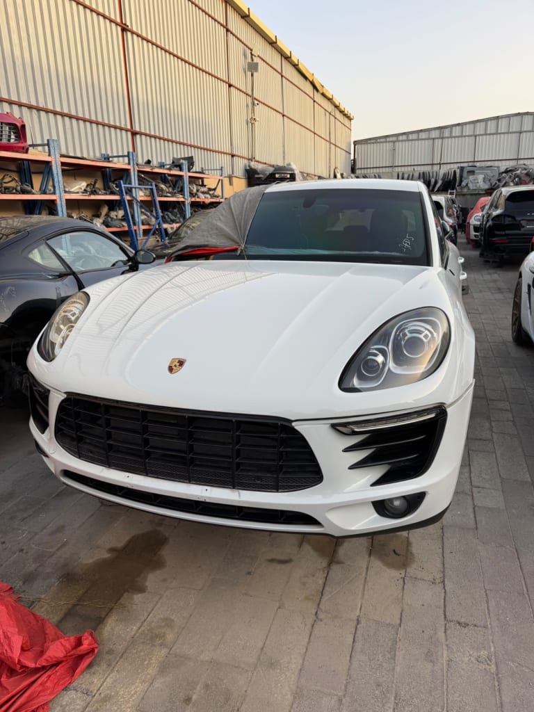 Nose cut + Hood Porsche Macan