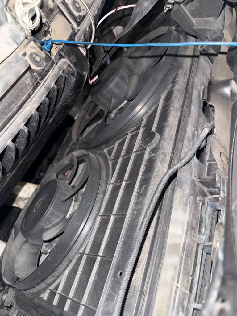 Nose cut Volkswagen Golf used in Sharjah — photo 4