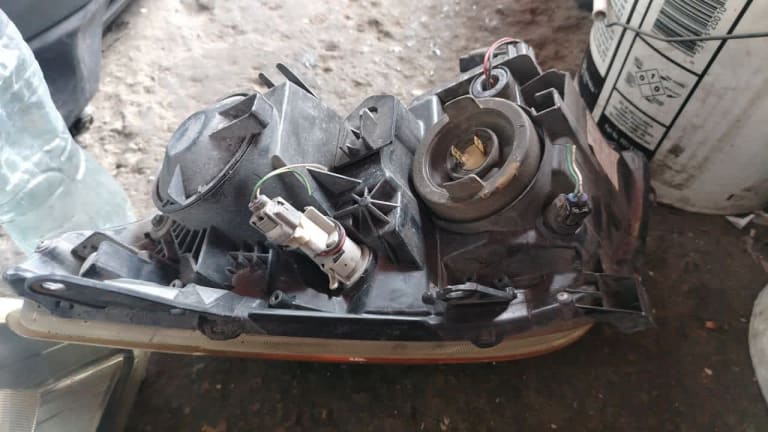 Headlights Toyota Avensis used in Sharjah — photo 2