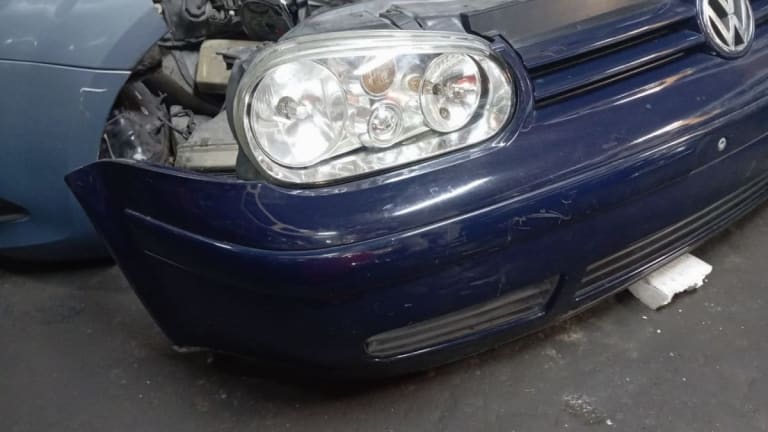 Nose cut Volkswagen Golf used in Sharjah — photo 2