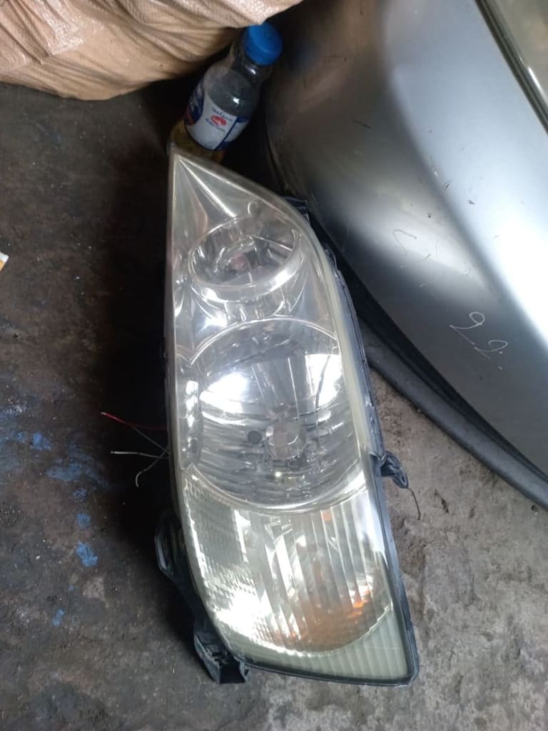 Headlights Toyota Vista used in Sharjah — photo 7