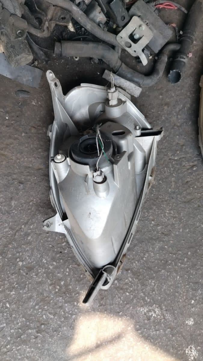 Headlights Toyota Vitz used in Sharjah — photo 2