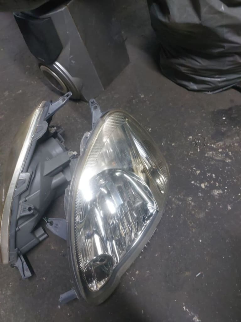 Headlights Toyota Vitz used in Sharjah — photo 6