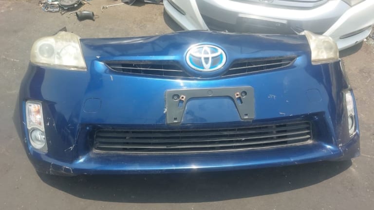 Toyota Prius Бампер передний, фары 2шт 