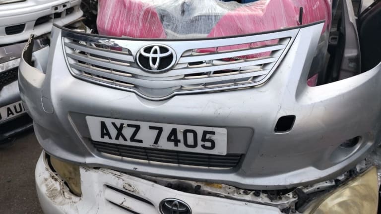 Toyota Avensis Бампер передний 