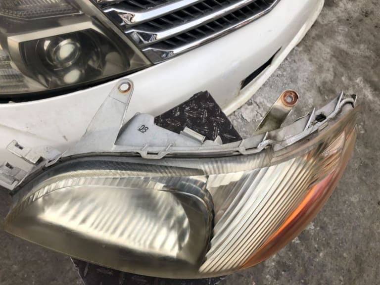 Headlights Toyota Platz used in Sharjah — photo 2