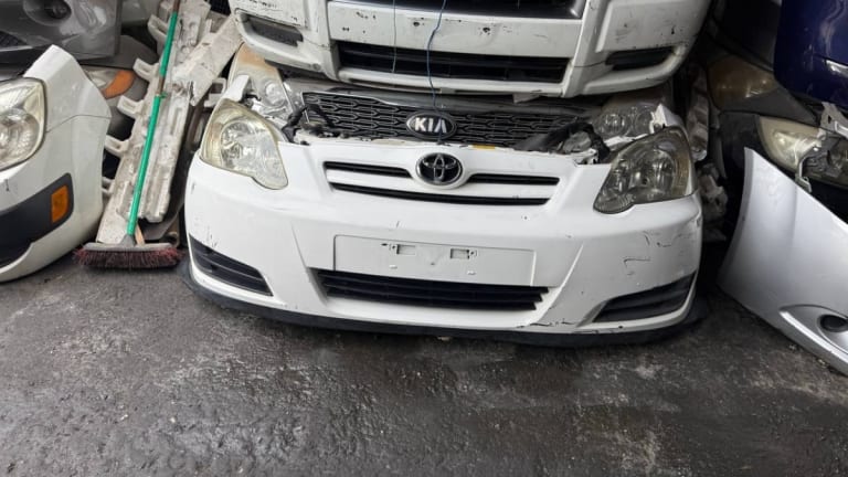 Toyota Corolla Runx Бампер передний, фары 2шт 