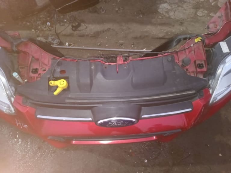 Nose cut Ford Focus used in Sharjah — photo 15