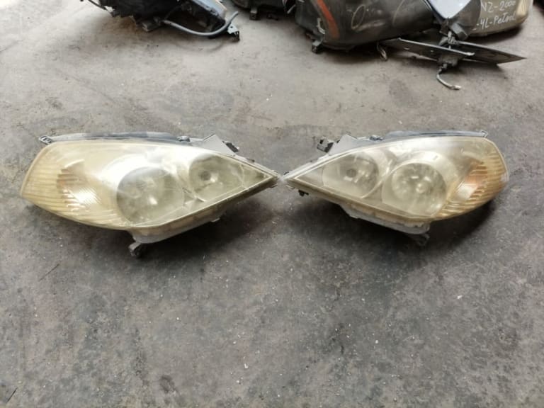 Headlights Nissan Wingroad