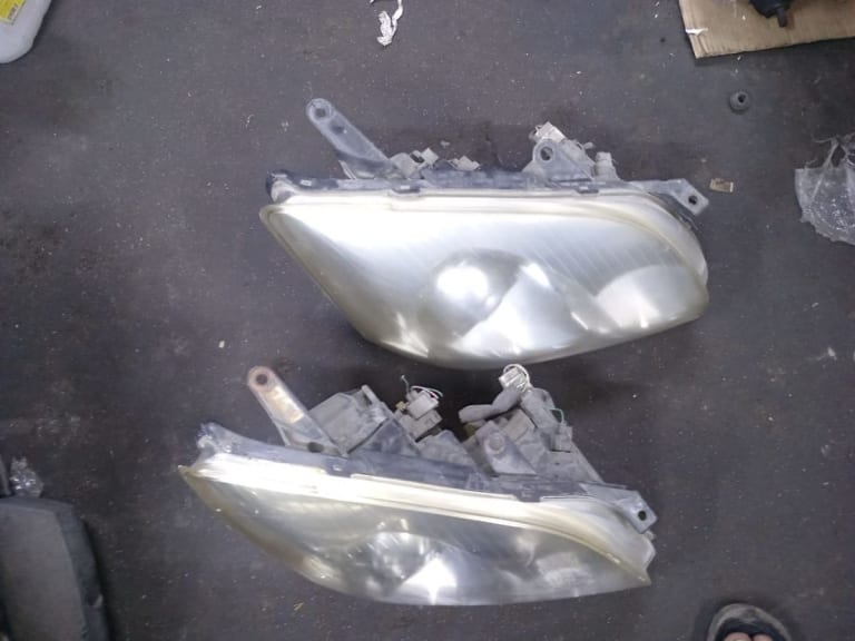 Headlights Toyota Avensis