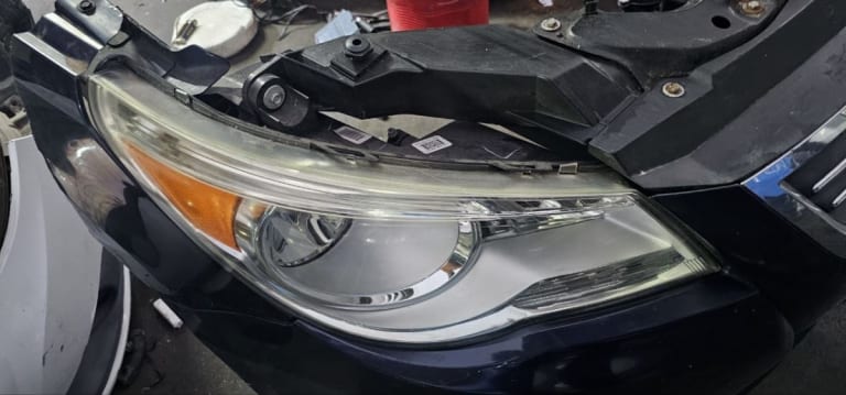 Nose cut Volkswagen Routan used in Sharjah — photo 2