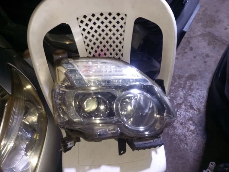 Headlights Nissan X-Trail