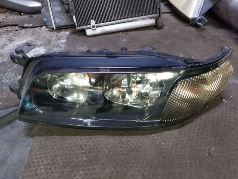Headlights Nissan Awenir