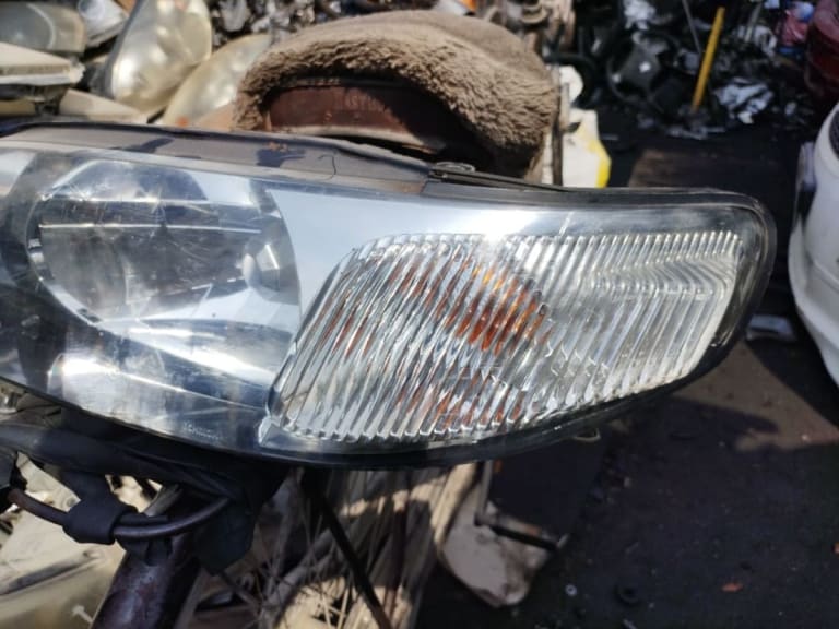 Headlights Nissan Awenir used in Sharjah — photo 2