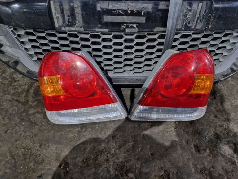 Toyota Platz Фары 2шт, стоп сигналы 2шт 