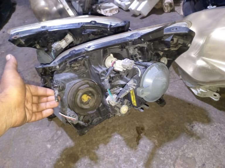 Bumper + Headlights Toyota Avensis used in Sharjah — photo 2