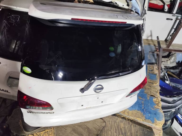 Nissan Wingroad Дверь багажника 
