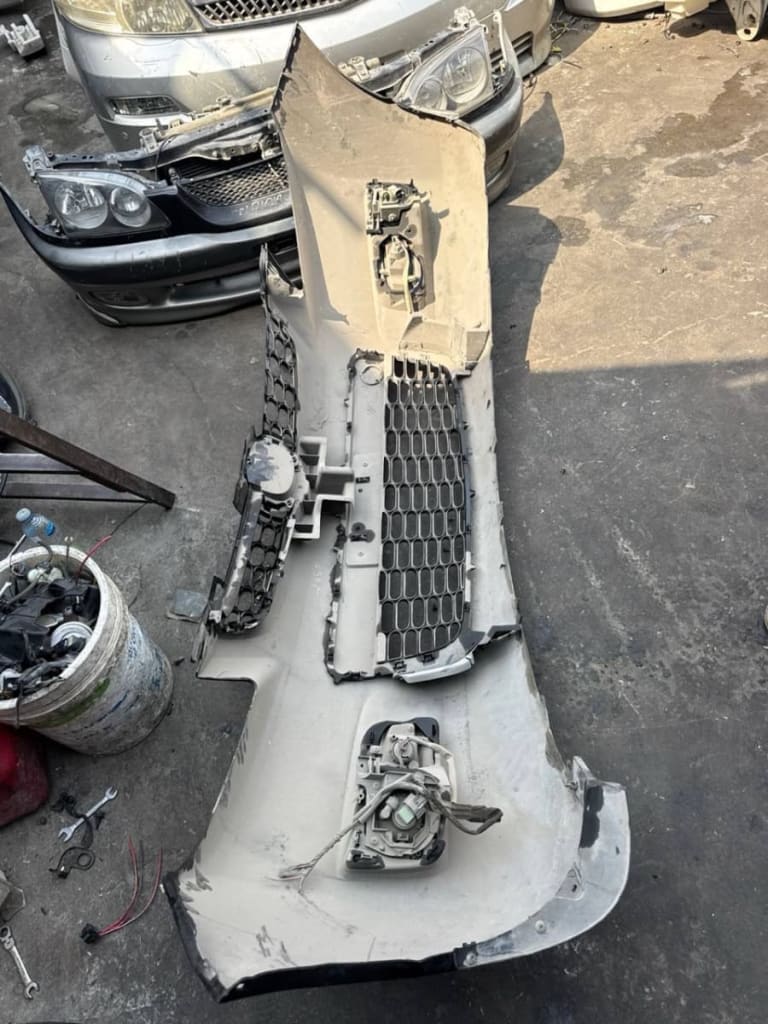 Bumper + Grille Mazda CX-7 used in Sharjah — photo 4