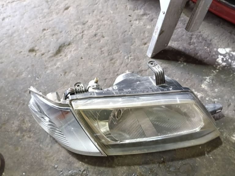 Headlights Nissan Sunny used in Sharjah — photo 2