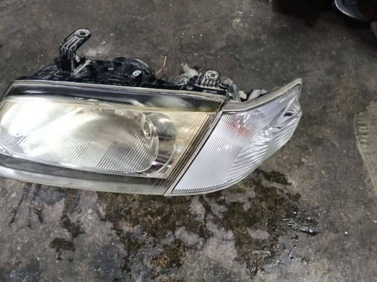 Headlights Nissan Sunny used in Sharjah — photo 3