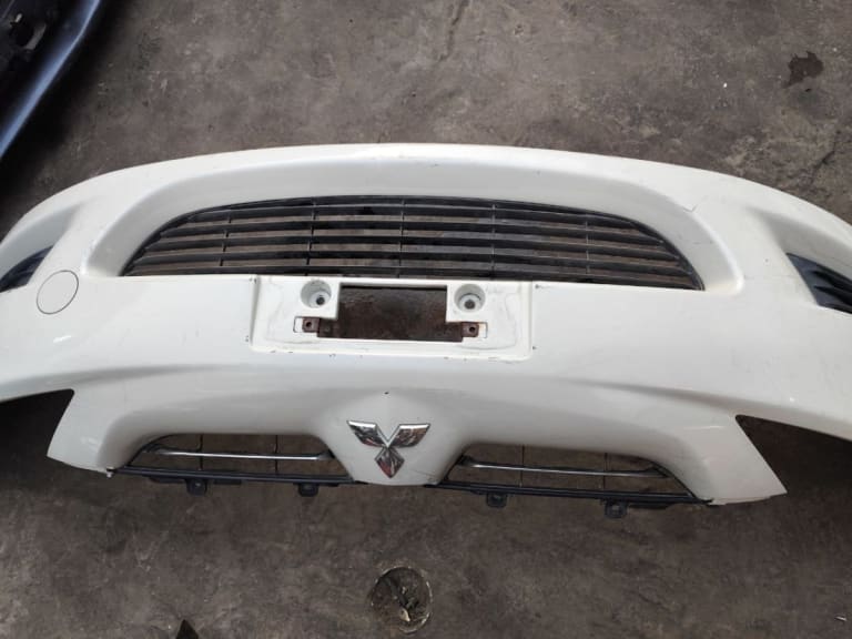 Mitsubishi Grandis Бампер передний, решетка 