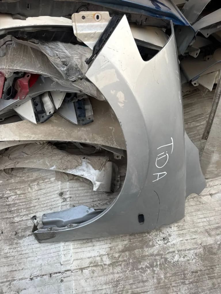 Nissan Tiida Крылья 2шт