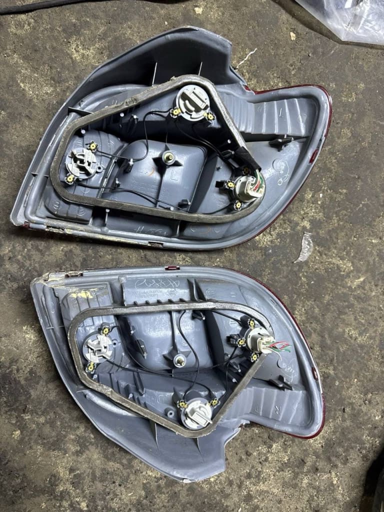 Tail lights Toyota Vitz used in Sharjah — photo 2