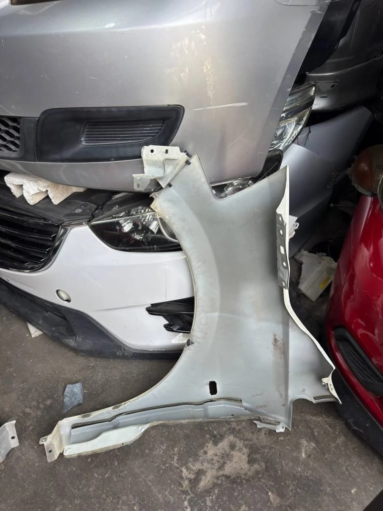 Nissan Tiida Крылья 2шт