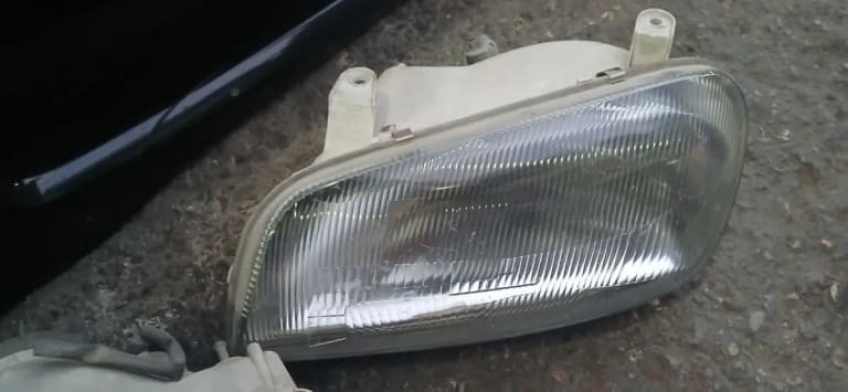 Headlights Toyota RAV4 used in Sharjah — photo 2