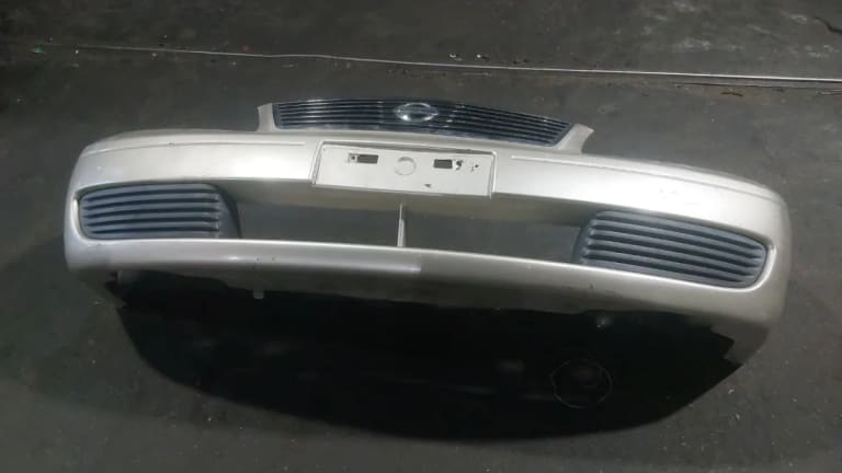 Bumper + Grille Nissan Sunny