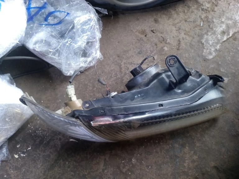 Headlights Nissan Sunny used in Sharjah — photo 2