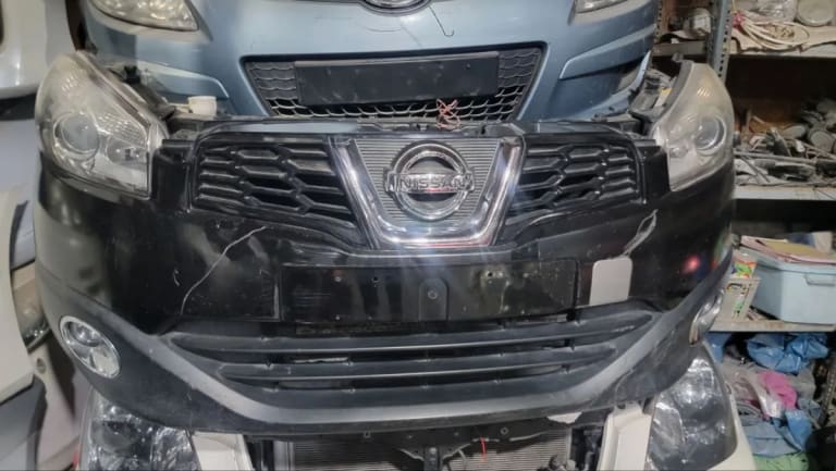 Nissan Qashqai Бампер передний, решетка, фары 2шт