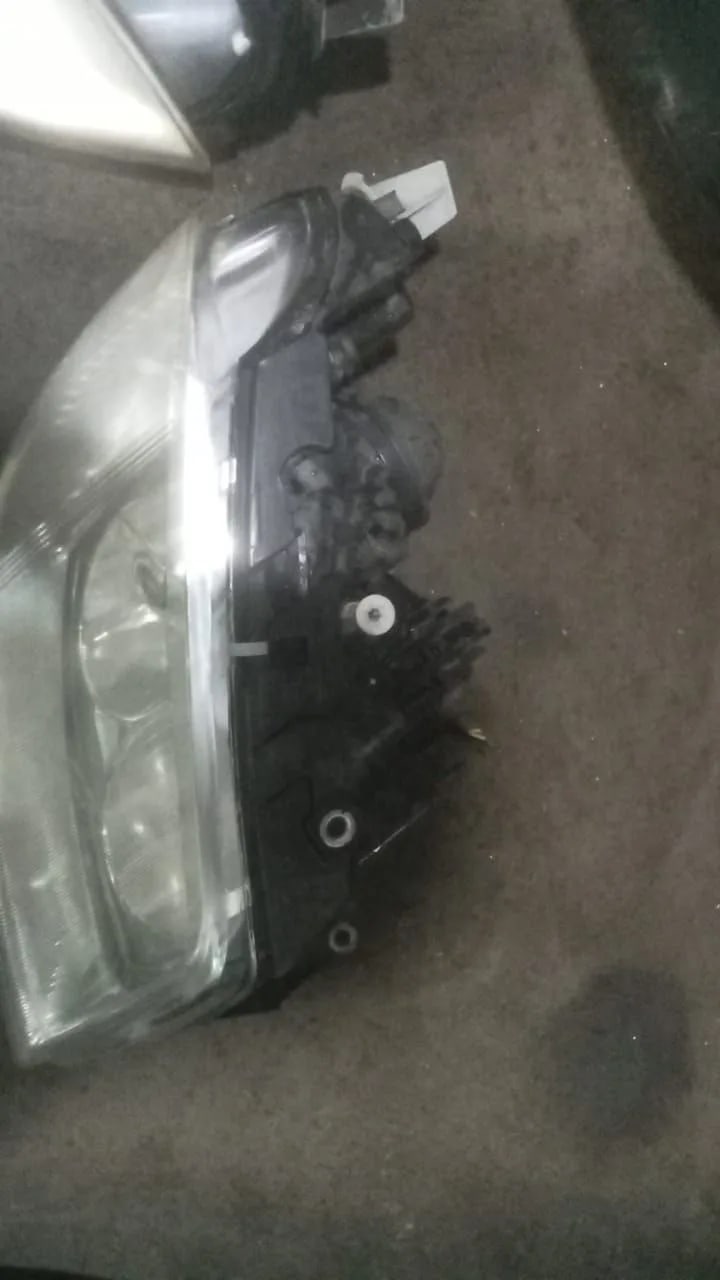 Headlights Volkswagen Passat used in Sharjah — photo 2