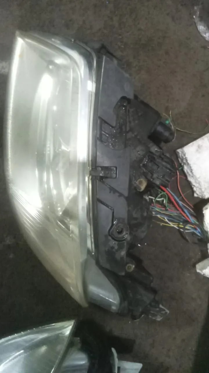 Headlights Volkswagen Passat used in Sharjah — photo 3