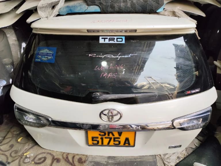 Toyota Wish Дверь багажника 