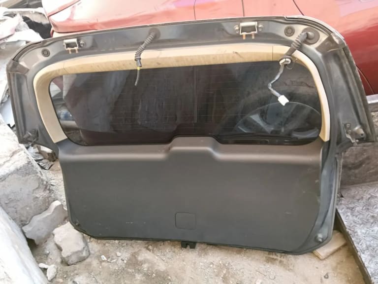 Toyota Wish Дверь багажника 