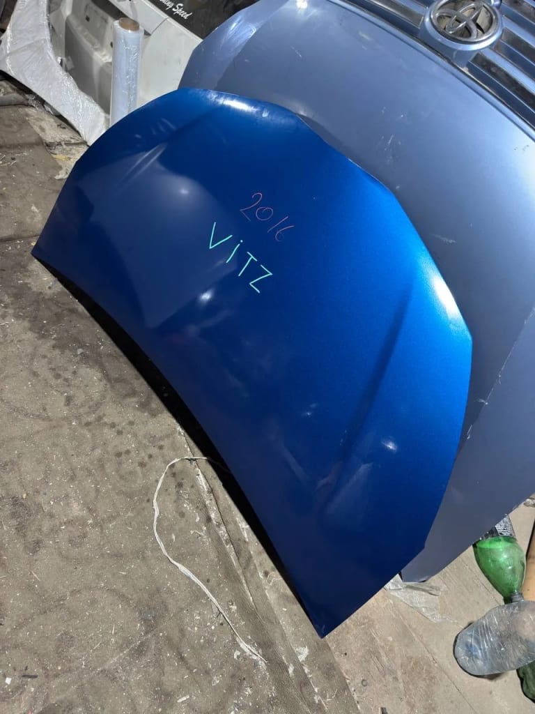 Toyota Vitz Капот 