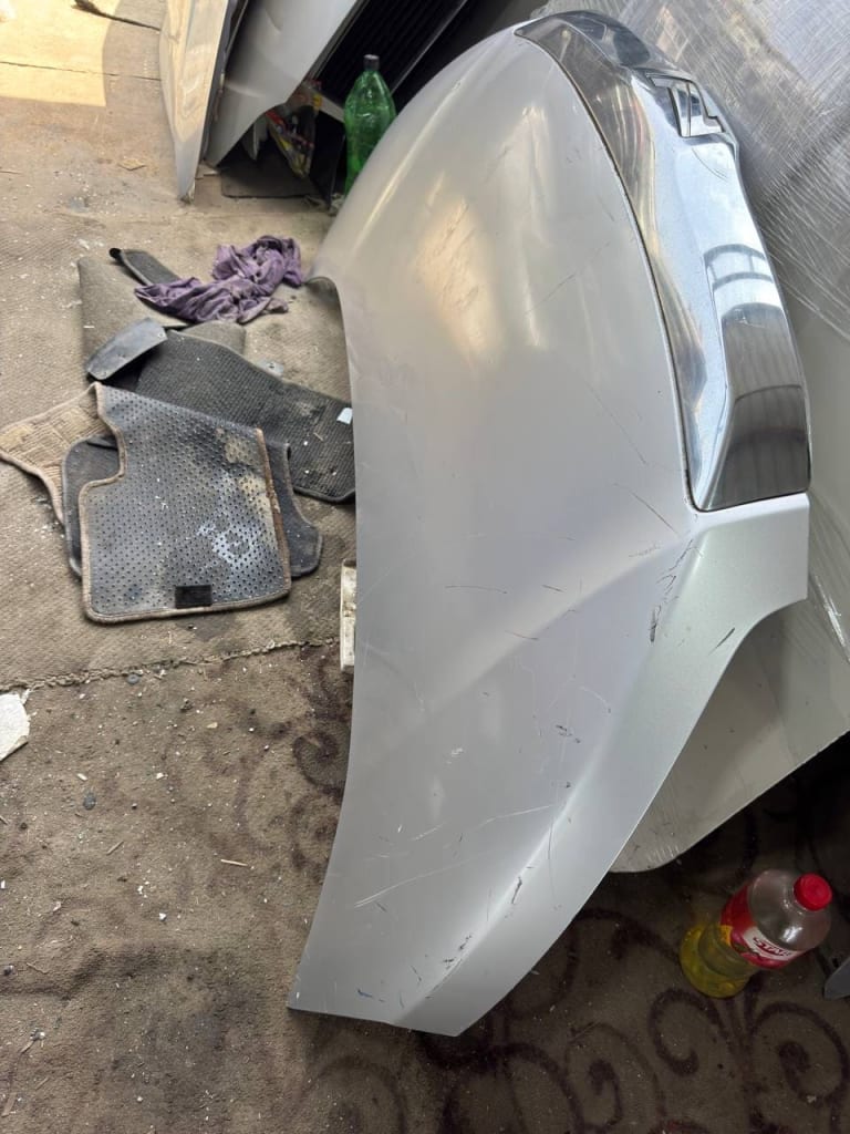 Toyota Noah Капот 