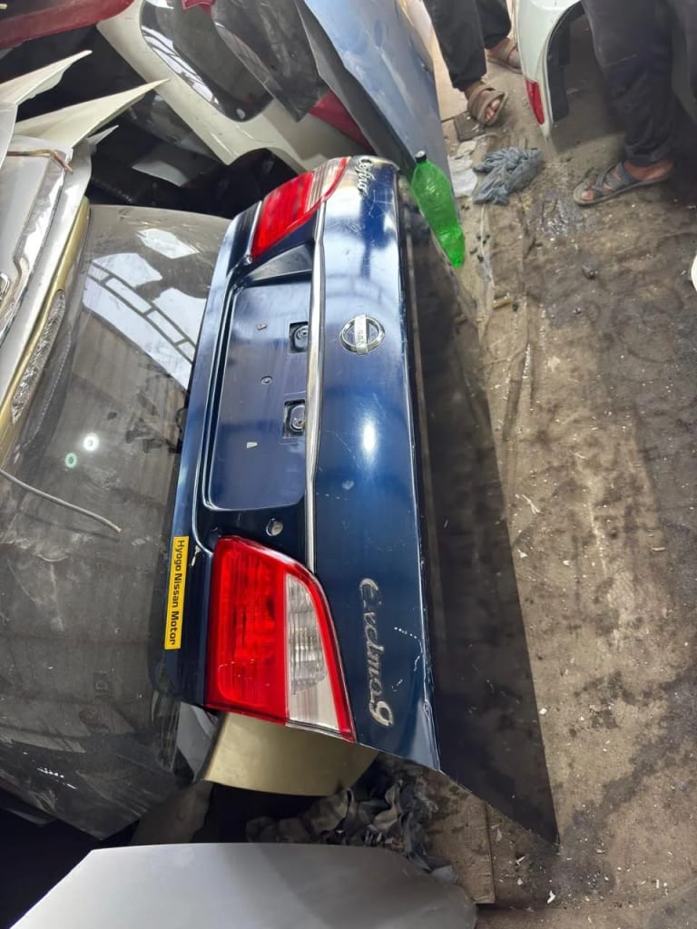 Nissan Maxima Крышка багажника 