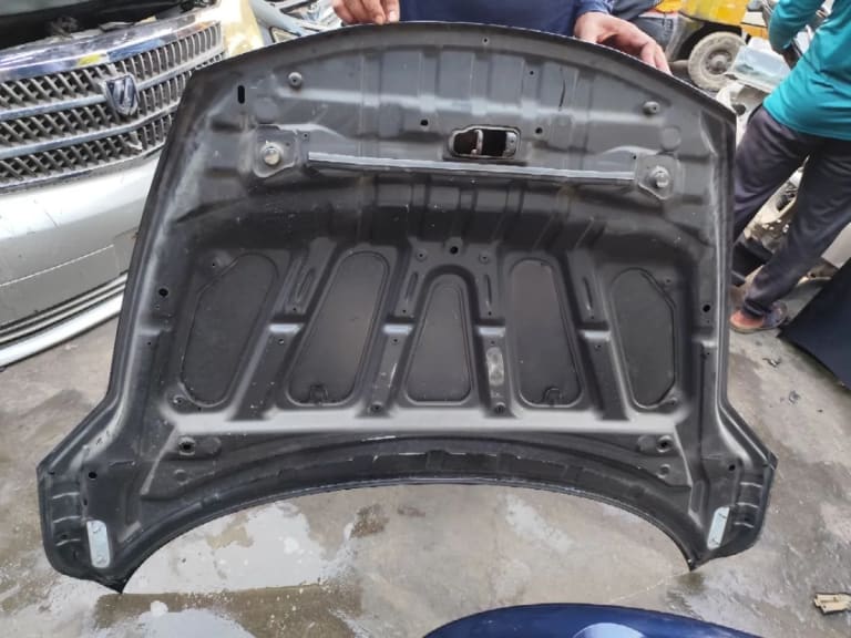 Hood Nissan Juke used in Sharjah — photo 4