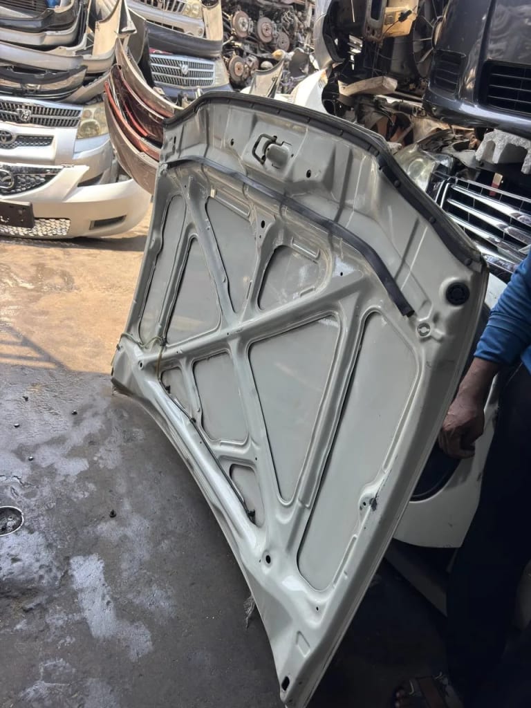 Hood Toyota Caldina used in Sharjah — photo 3