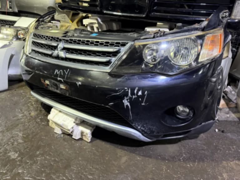 Mitsubishi Outlander Бампер передний, решетка, фары 2шт