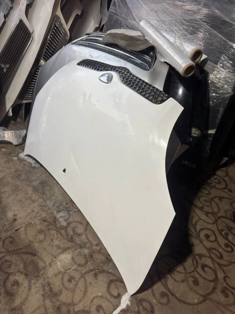 Toyota Vitz Капот 
